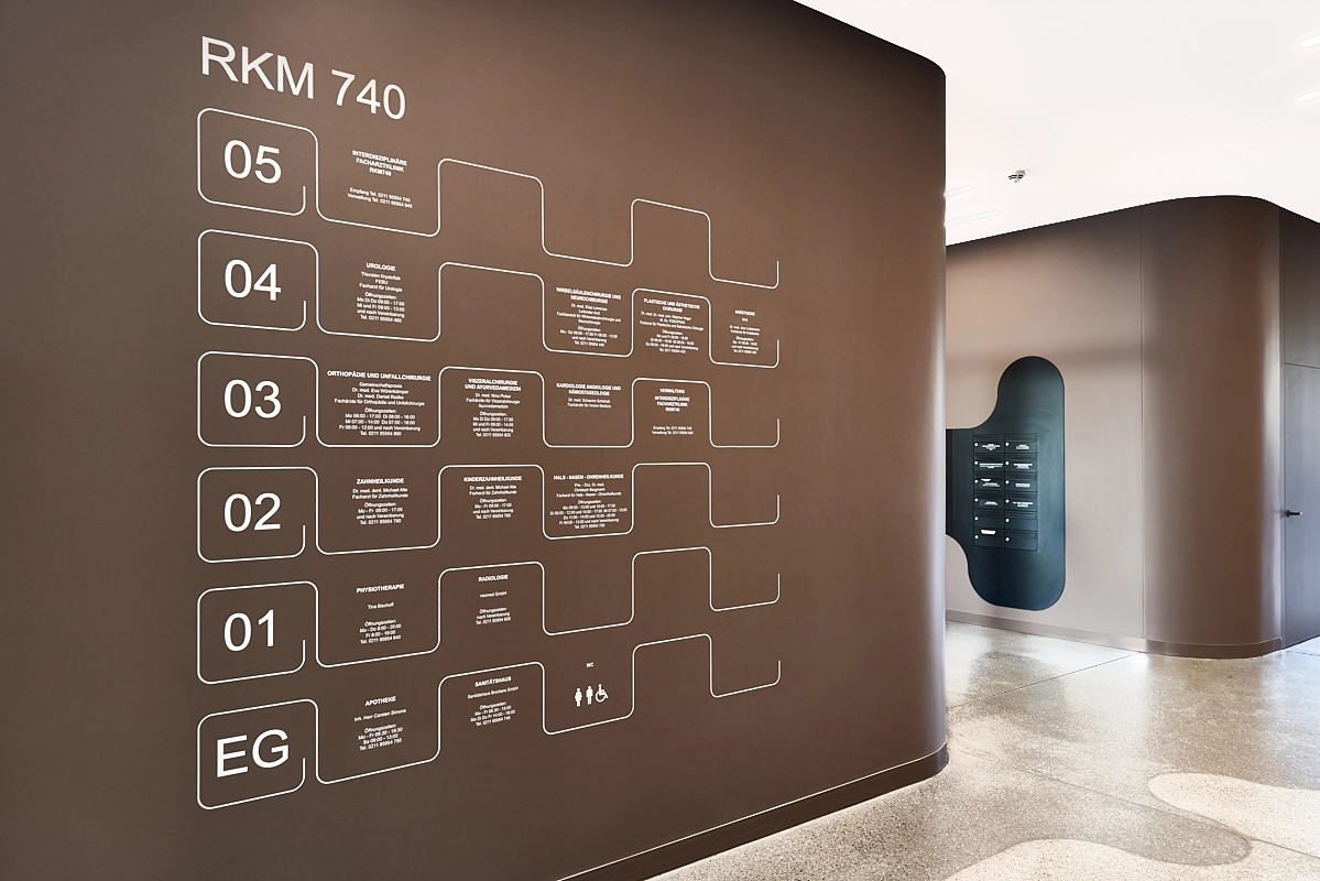 Leitsystem und Orientierungstafel im Eingangsbereich der RKM 740 Facharztklinik Düsseldorf