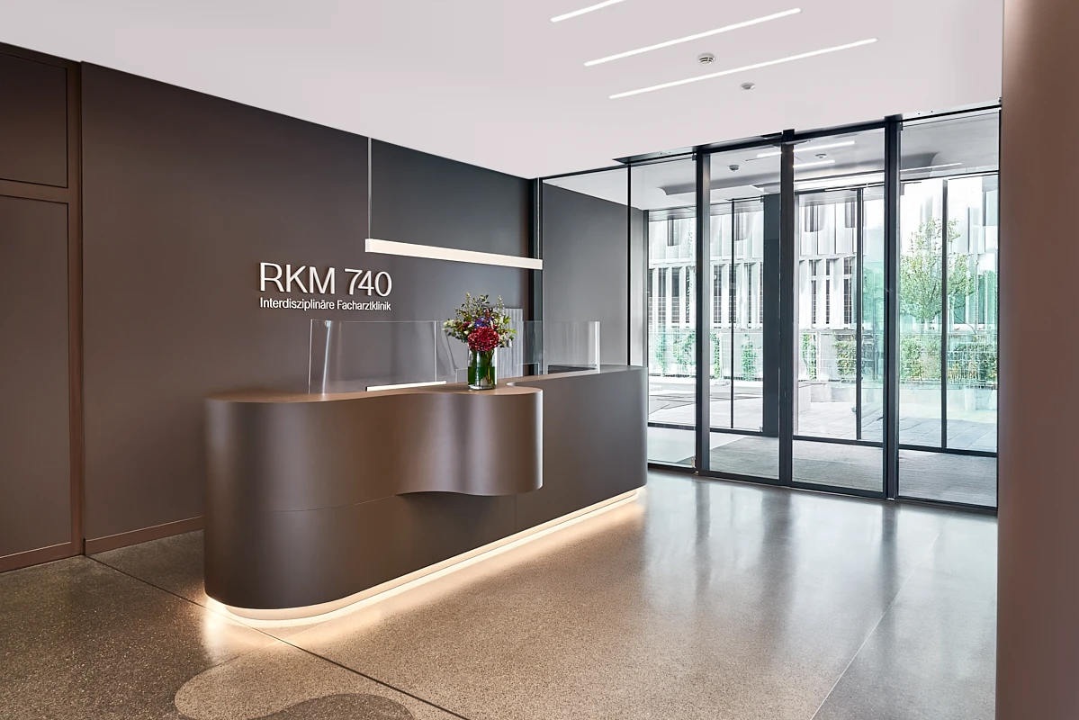 Moderner Empfang der RKM 740 Facharztklinik in Düsseldorf mit Empfangstresen, Glasfront und hochwertiger Architektur