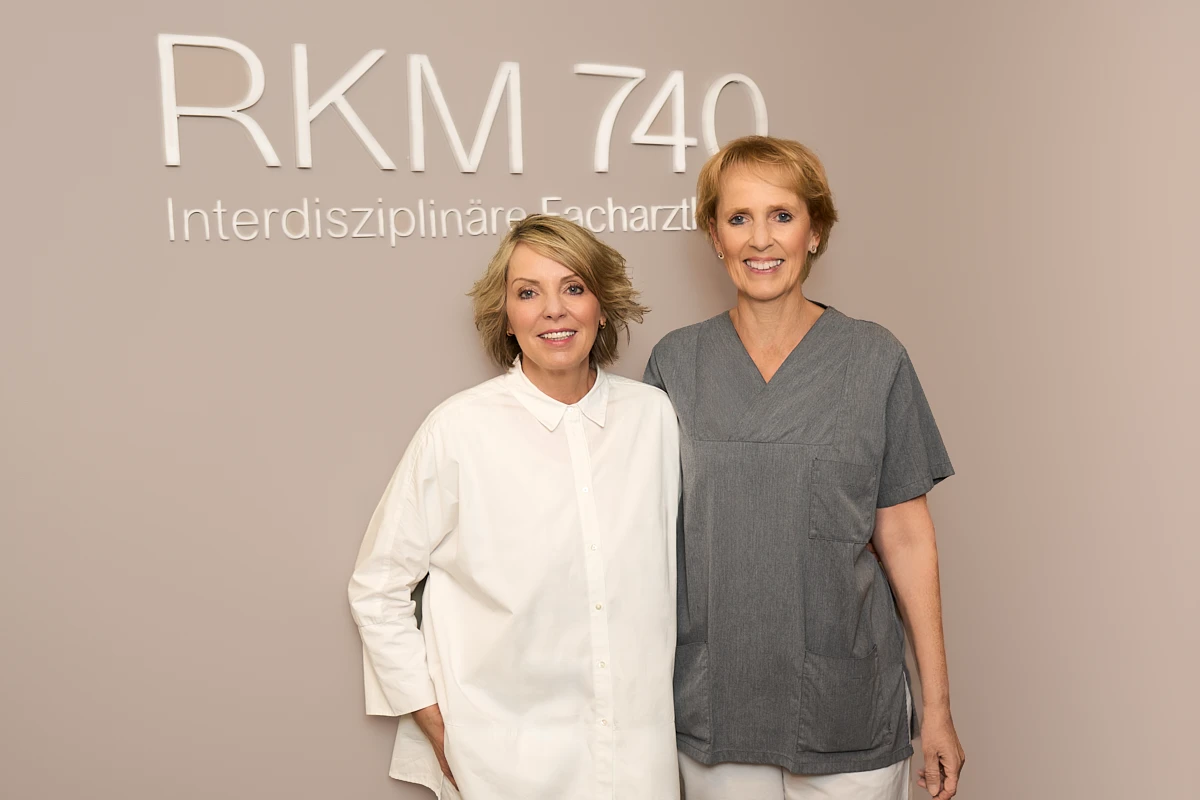 Porträt der Klinikleitung der RKM 740 Facharztklinik in Düsseldorf vor dem Schriftzug der interdisziplinären Facharztklinik
