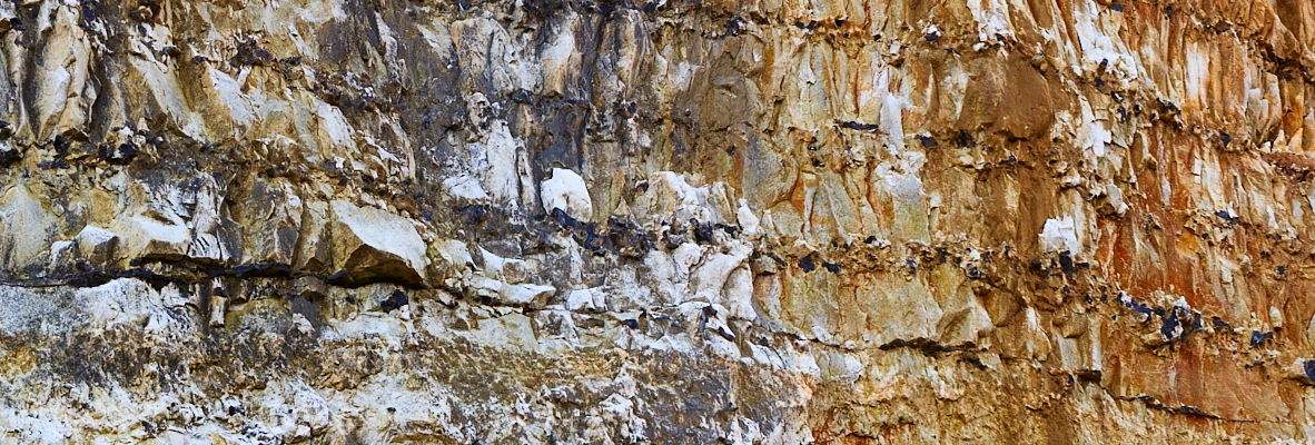 Abstraktes Felsdetail in warmen Naturtönen als Bannerbild für die Kontaktseite der RKM 740 Facharztklinik in Düsseldorf