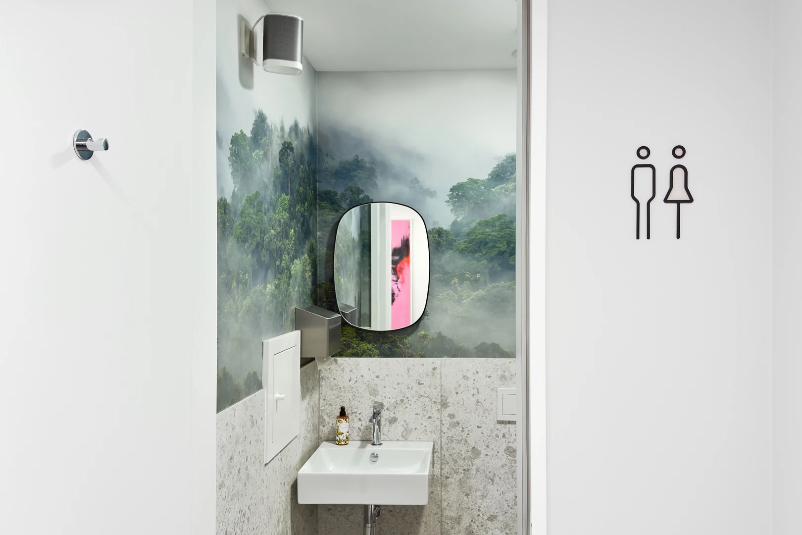 Patienten WC der RKM 740 Facharztklinik in Düsseldorf mit modernem Waschbecken, ruhiger Gestaltung und hochwertigem Innenraumdesign