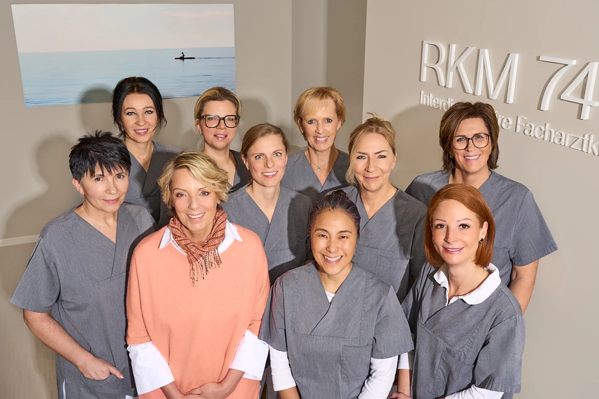 Pflegepersonal der RKM 740 Facharztklinik Düsseldorf im Empfangsbereich der Klinik