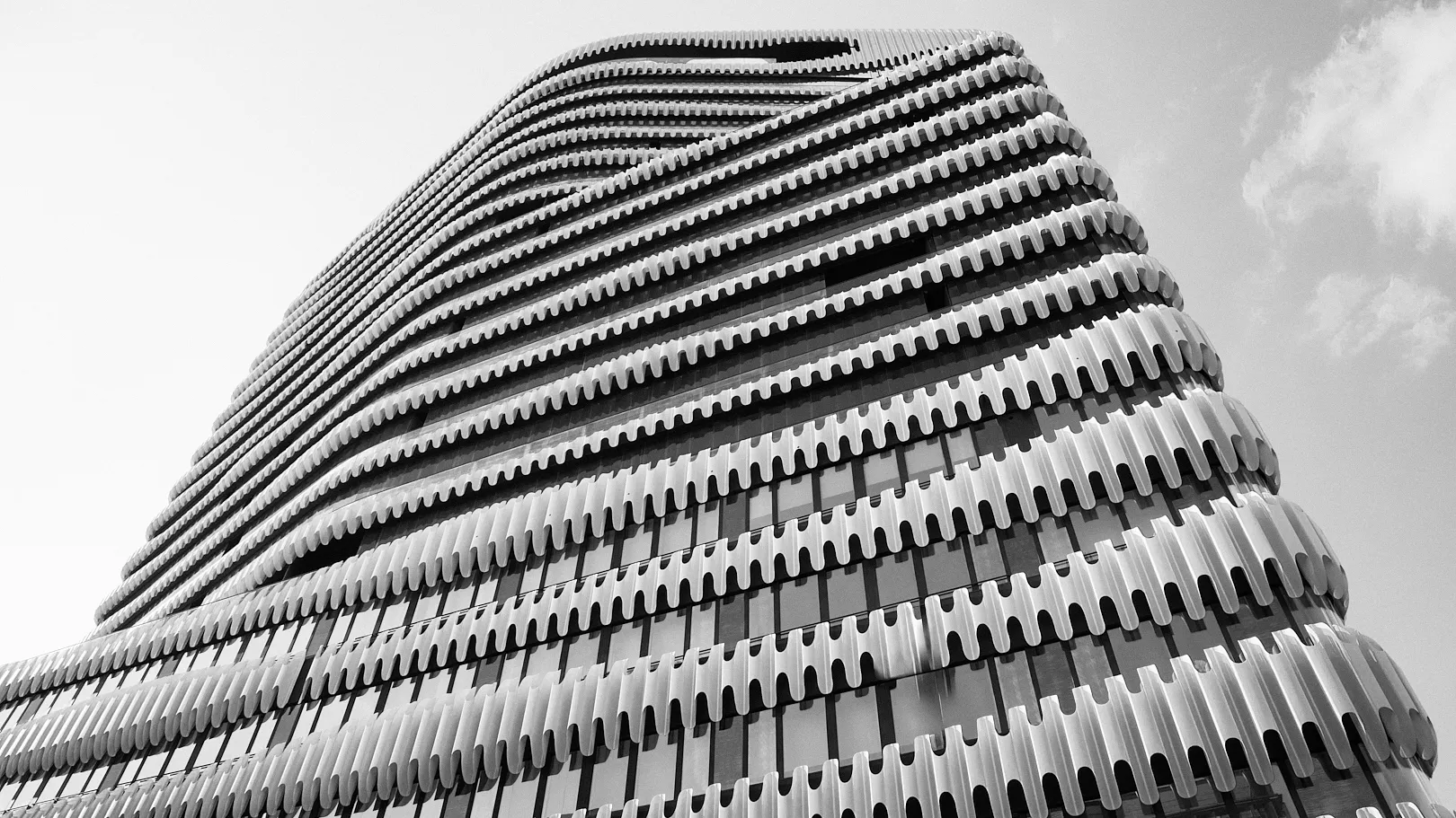 rkm740-klinik-duesseldorf-aussenansicht Architektur der RKM 740 Facharztklinik in Düsseldorf mit markanter moderner Fassade in Schwarz-Weiß