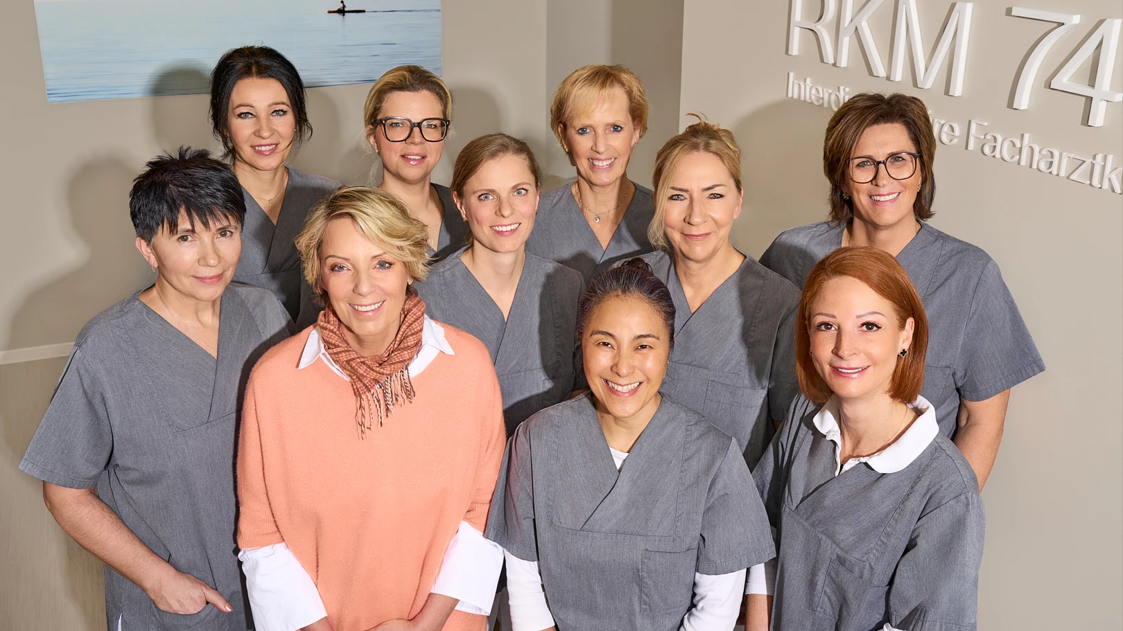Pflegeteam der RKM 740 Klinik Düsseldorf Pflegeteam der RKM 740 Klinik in Düsseldorf als Gruppenporträt im Eingangsbereich