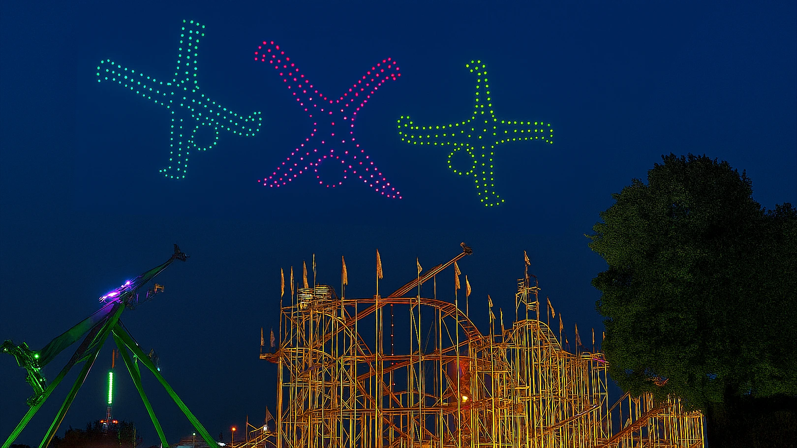 RKM 740 Facharztklinik Düsseldorf – Veranstaltungen Drohnen-Lichtshow über beleuchtetem Veranstaltungsgelände bei Nacht