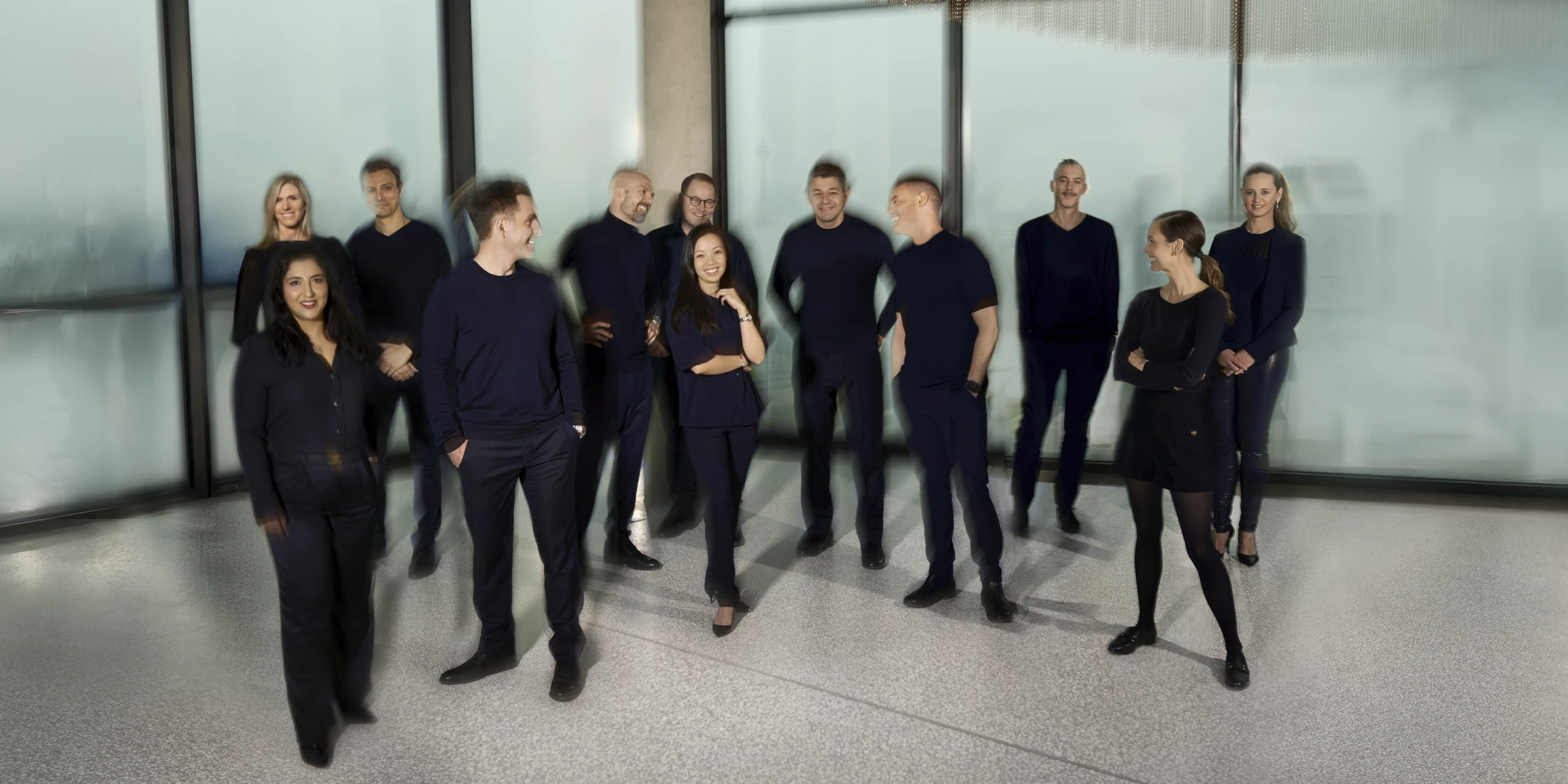 Gruppenporträt des Gesellschafterteams der RKM 740 Facharztklinik in Düsseldorf in moderner klinischer Architektur